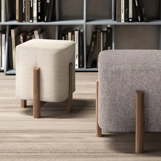 Pouf Kip in tessuto e legno di Doimo Salotti