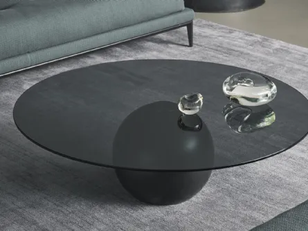 Tavolino rotondo Circus coffee table con top in cristallo fumè sorretto da una base sferica in metallo di Bonaldo