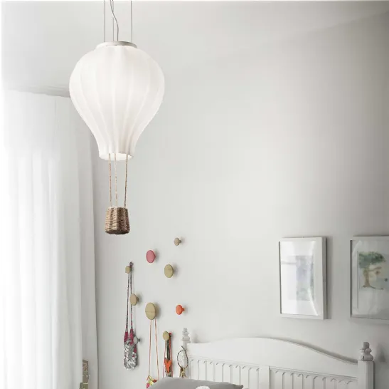 Lampada a sospensione che ricorda una mongolfiera Dream Big con diffusore in vetro soffiato bianco acidato e cesto in corda di Ideal Lux