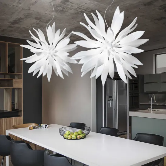 Lampada a sospensione Leaves in vetro soffiato bianco e modellato a mano di Ideal Lux