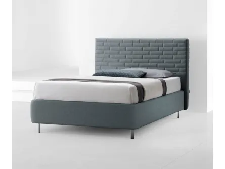 Letto Wall Thin Young a una piazza e mezza con testiera trapuntata dal design a mattoni di Stilfar Italia