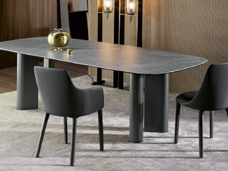 Tavolo Geometric Table con piano in ceramica e base in metallo di Bonaldo