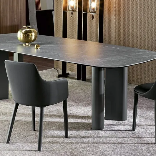 Tavolo Geometric Table con piano in ceramica e base in metallo di Bonaldo